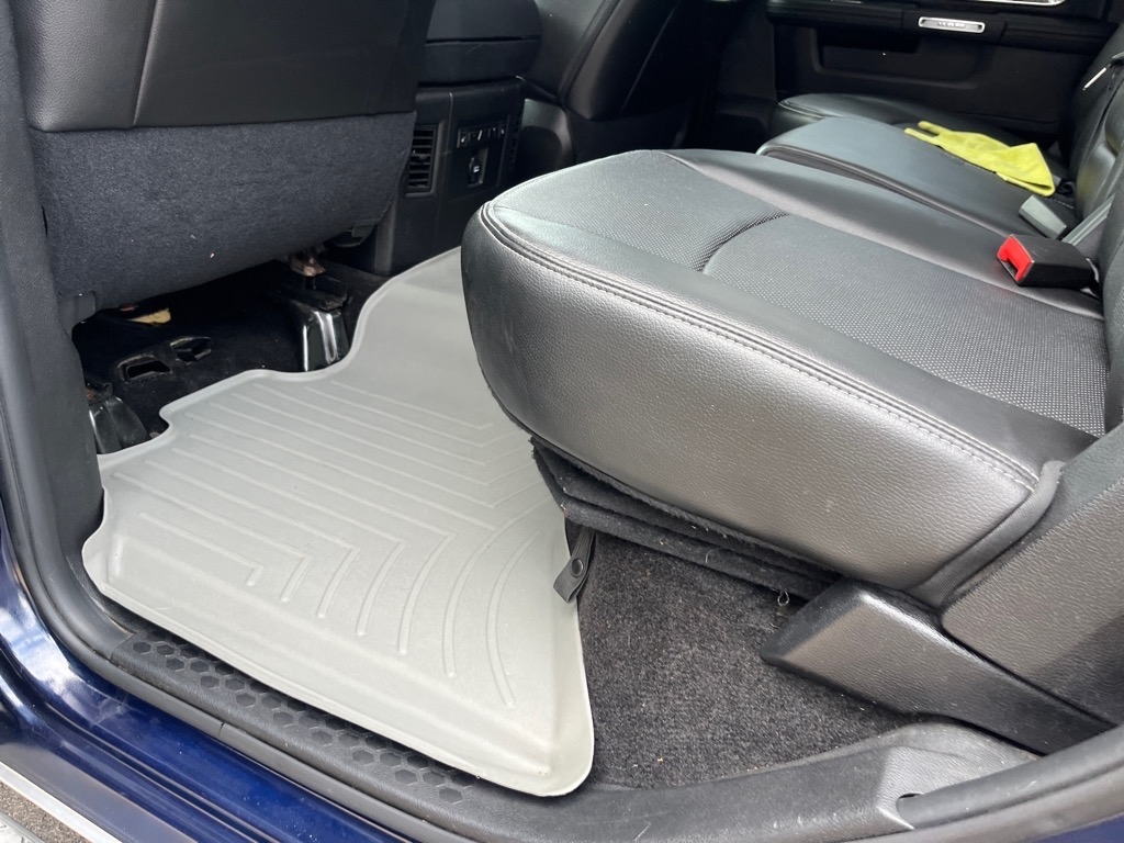 RAM 1500 4WD Crew Cab 140.5" Laramie 2015