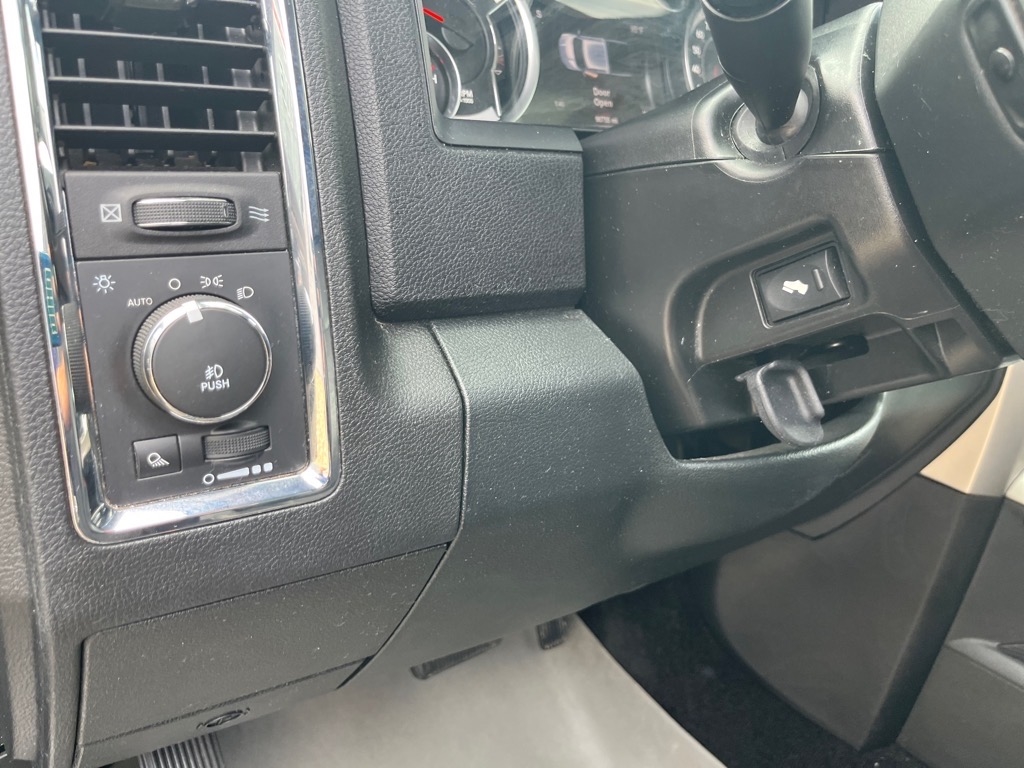 RAM 1500 4WD Crew Cab 140.5" Laramie 2015