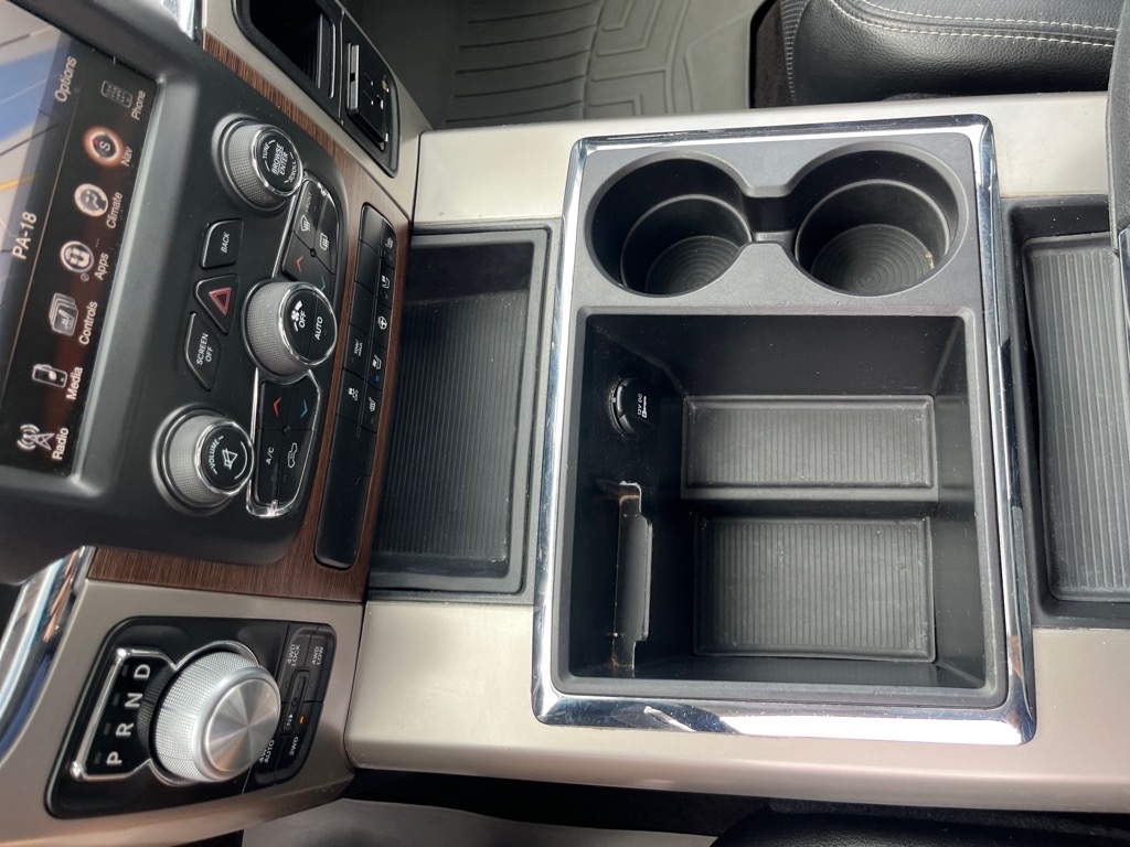 RAM 1500 4WD Crew Cab 140.5" Laramie 2015