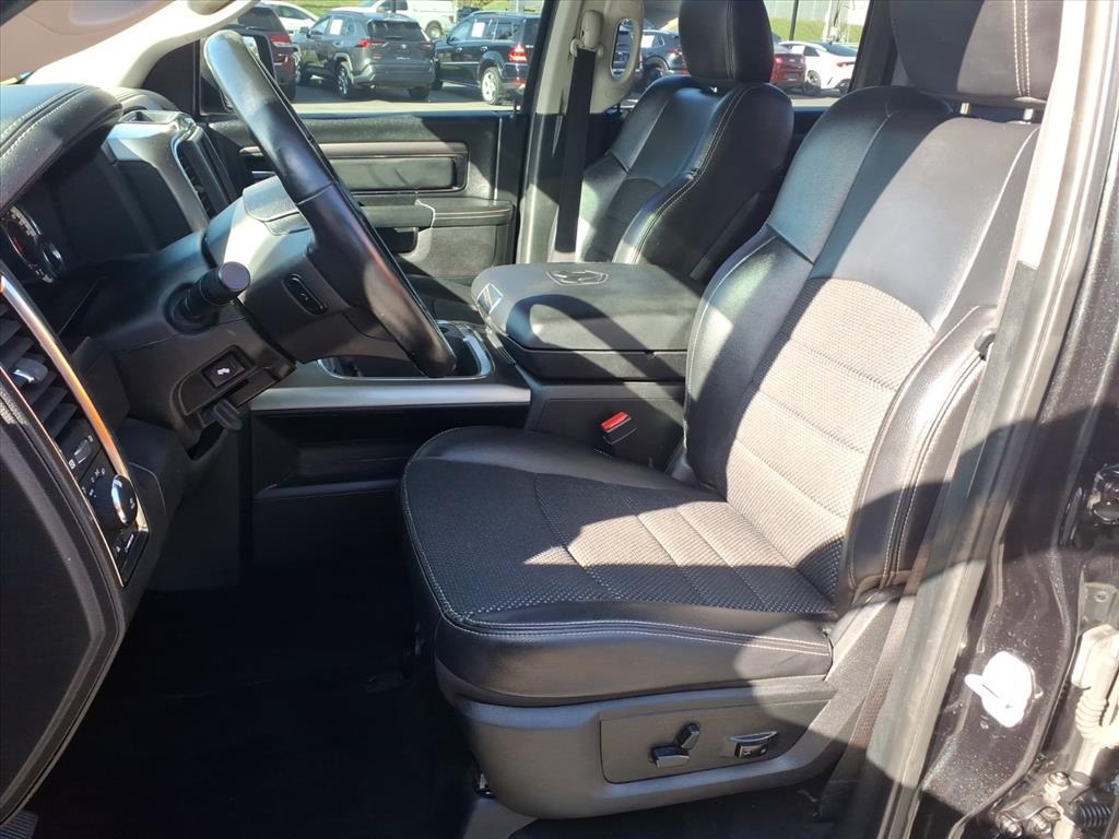 RAM 1500 Night 4x4 Crew Cab 5'7" Box 2017