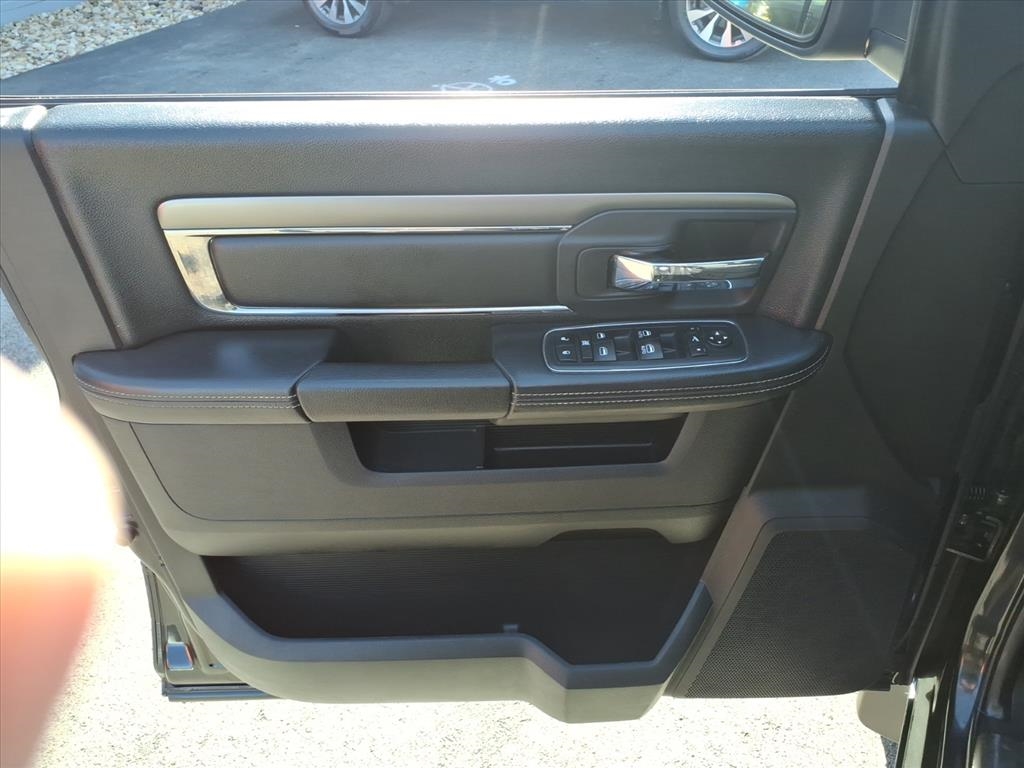 RAM 1500 Night 4x4 Crew Cab 5'7" Box 2017