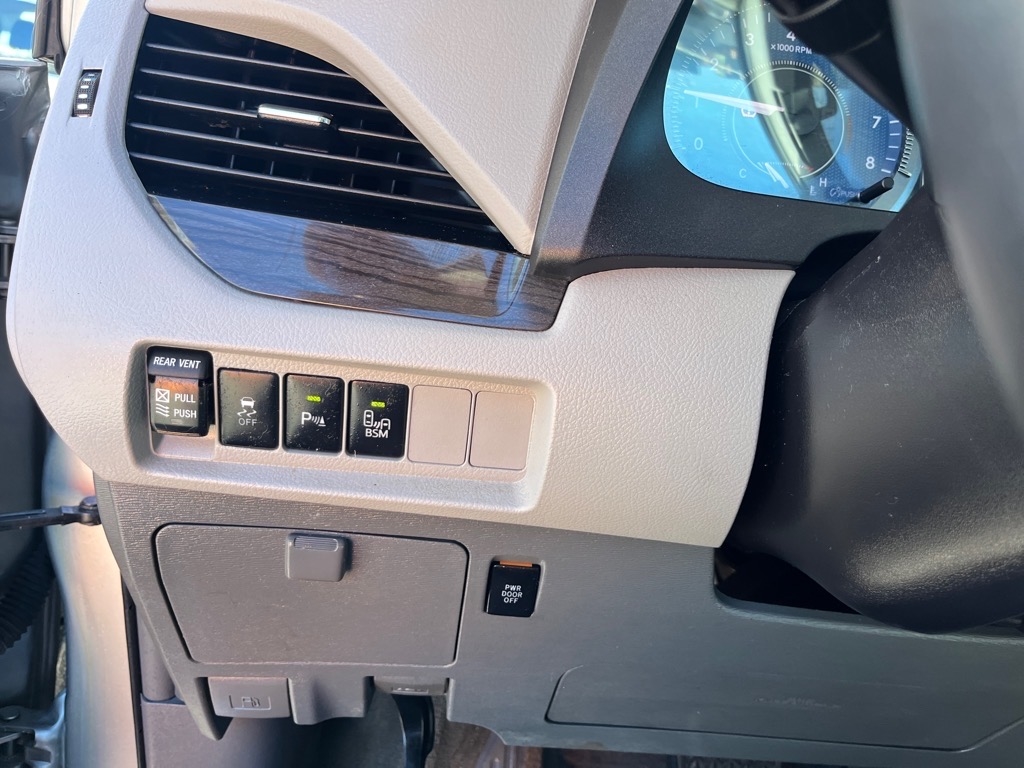 Toyota Sienna XLE Auto Access Seat FWD 7-Passenger (Natl) 2017