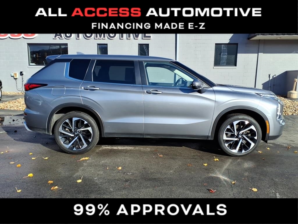 2024 Mitsubishi Outlander SE's photo