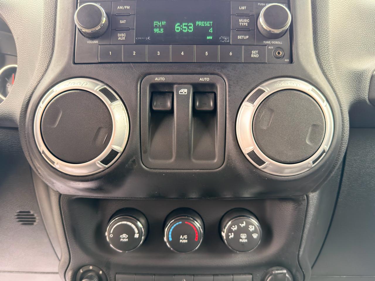 Jeep Wrangler 4WD 2dr Sahara 2012