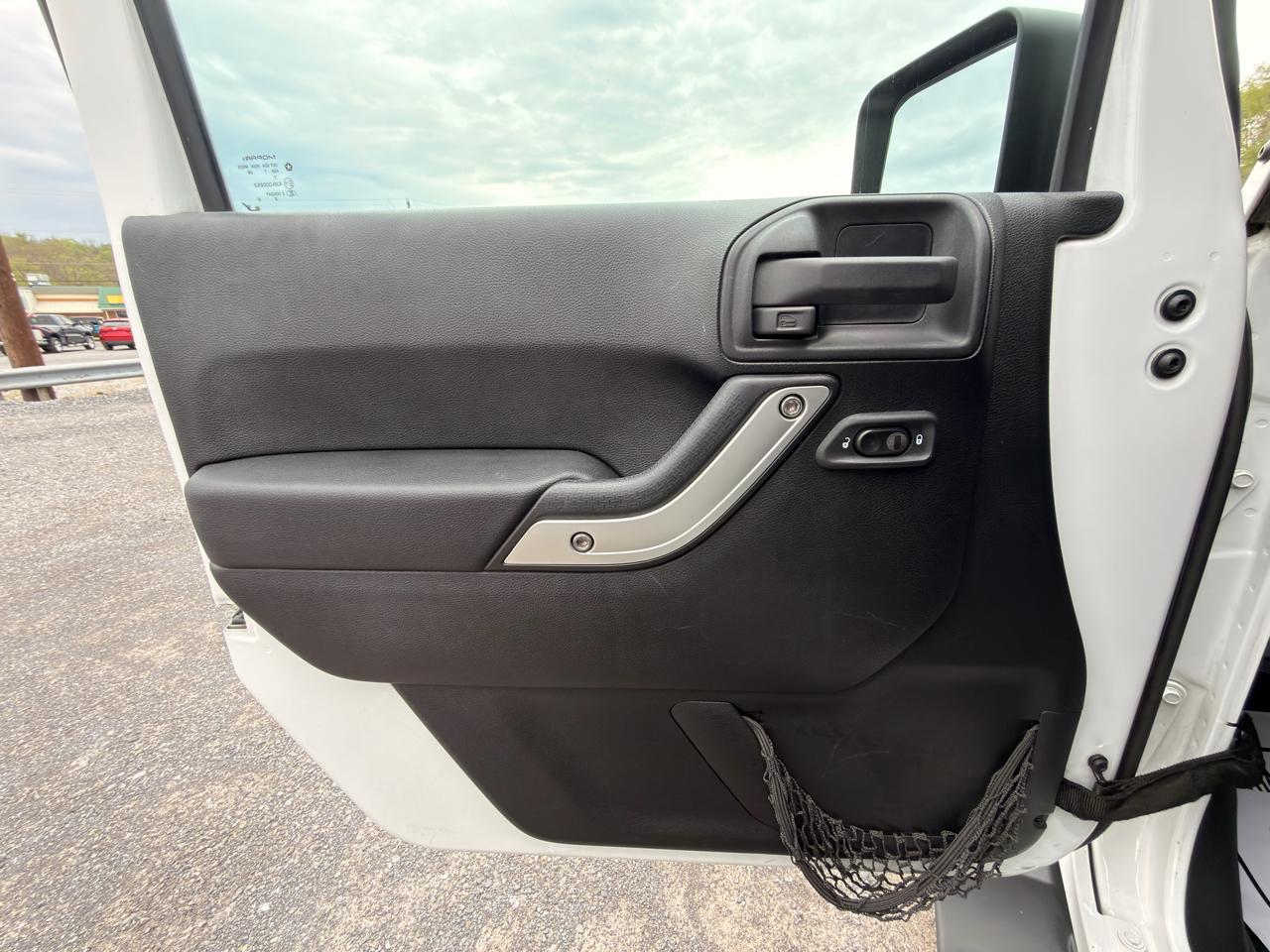 Jeep Wrangler 4WD 2dr Sahara 2012