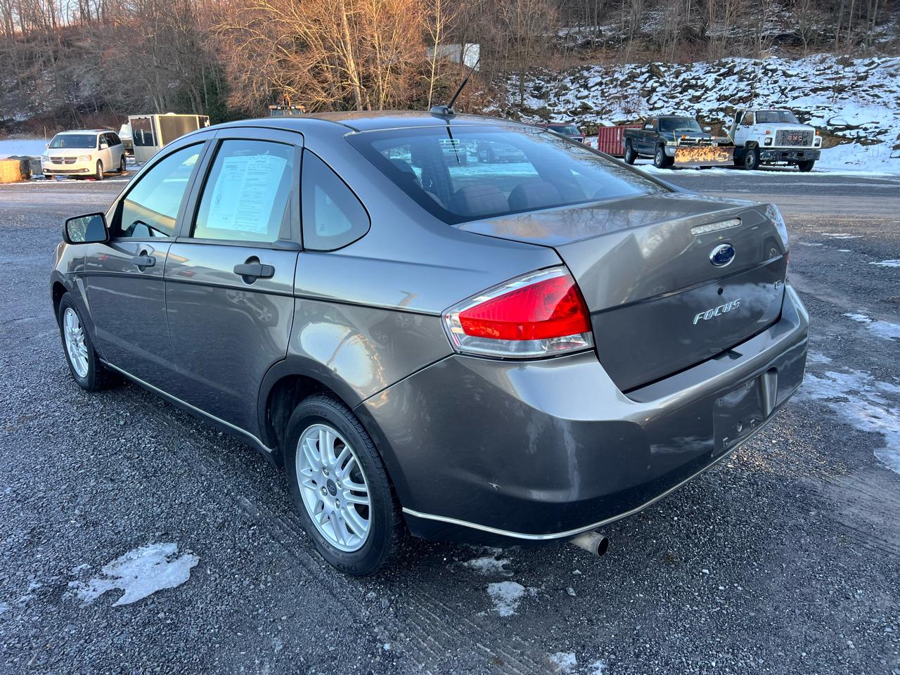 Ford Focus 4dr Sdn SE 2011