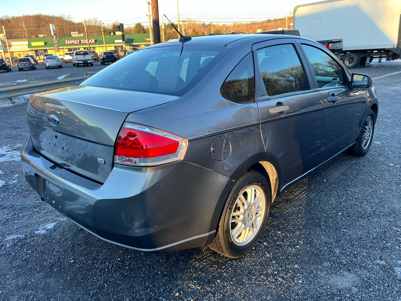 Ford Focus 4dr Sdn SE 2011