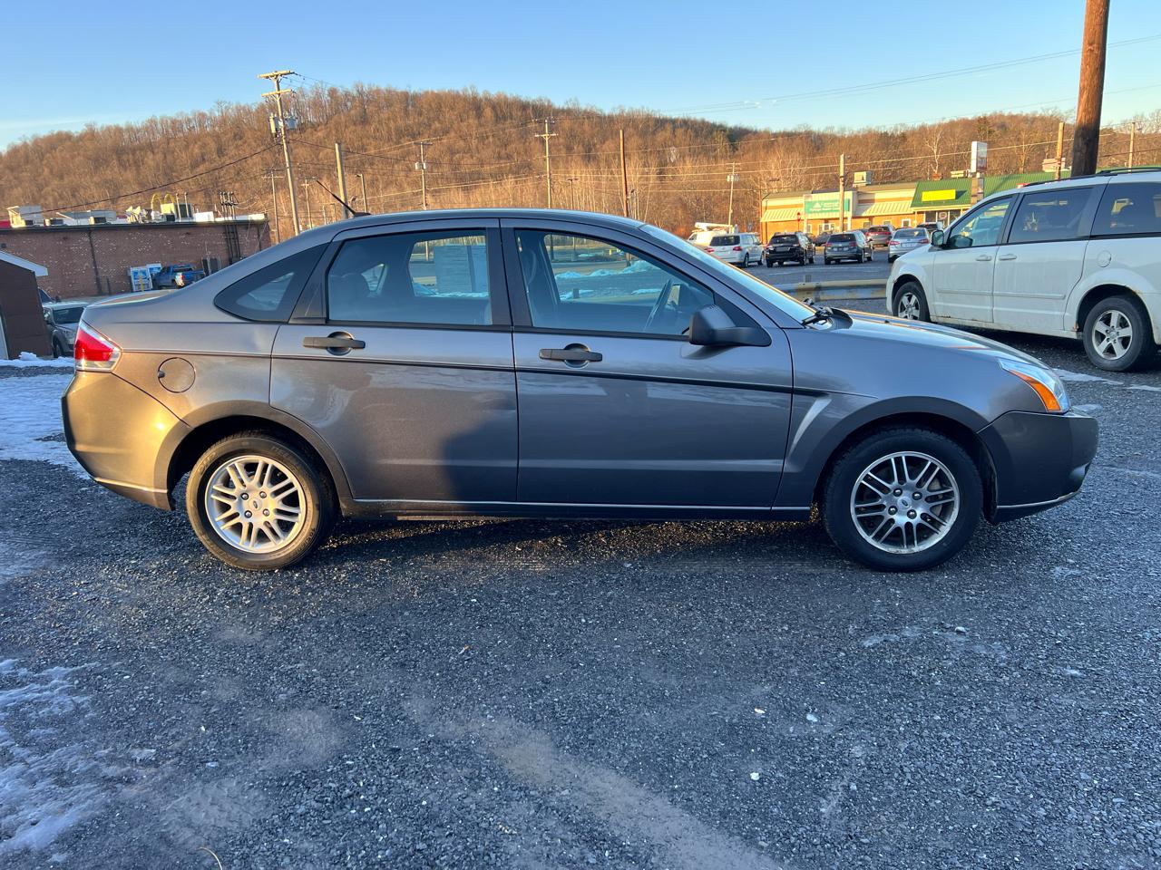 Ford Focus 4dr Sdn SE 2011