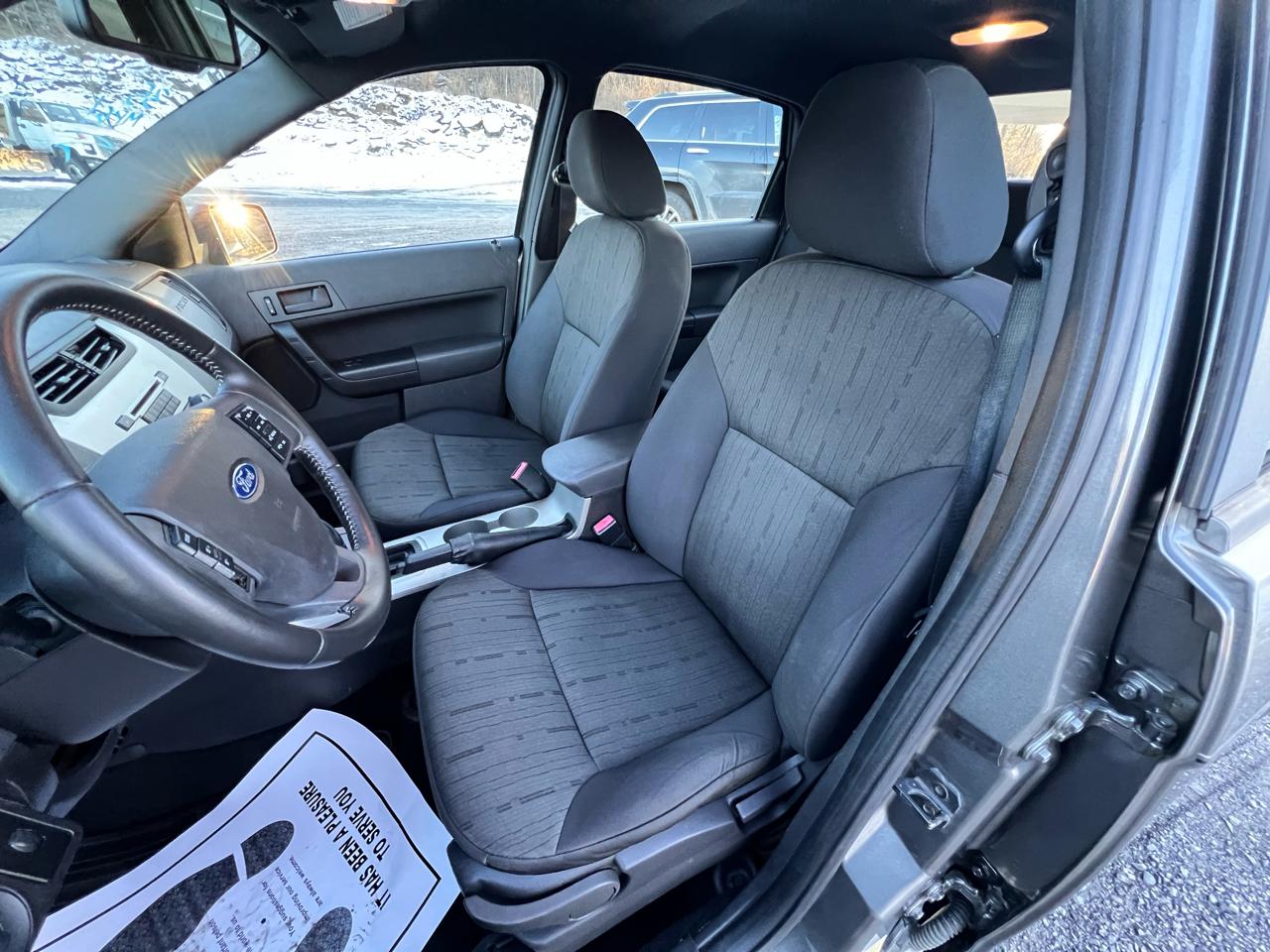 Ford Focus 4dr Sdn SE 2011