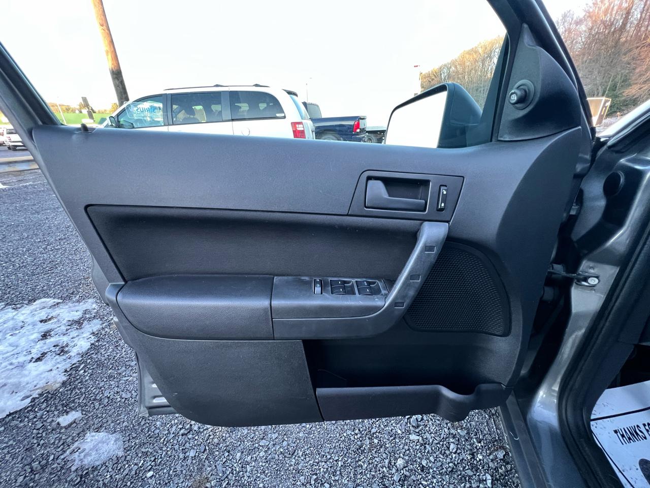 Ford Focus 4dr Sdn SE 2011