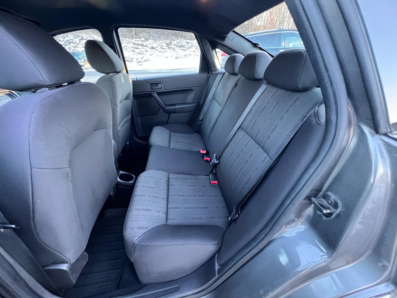 Ford Focus 4dr Sdn SE 2011