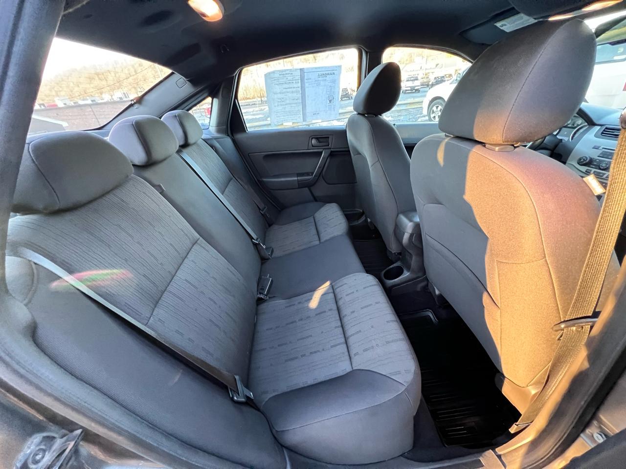 Ford Focus 4dr Sdn SE 2011