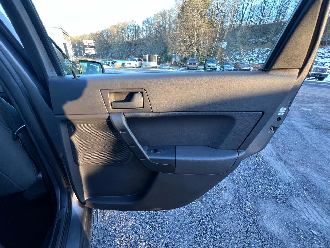 Ford Focus 4dr Sdn SE 2011