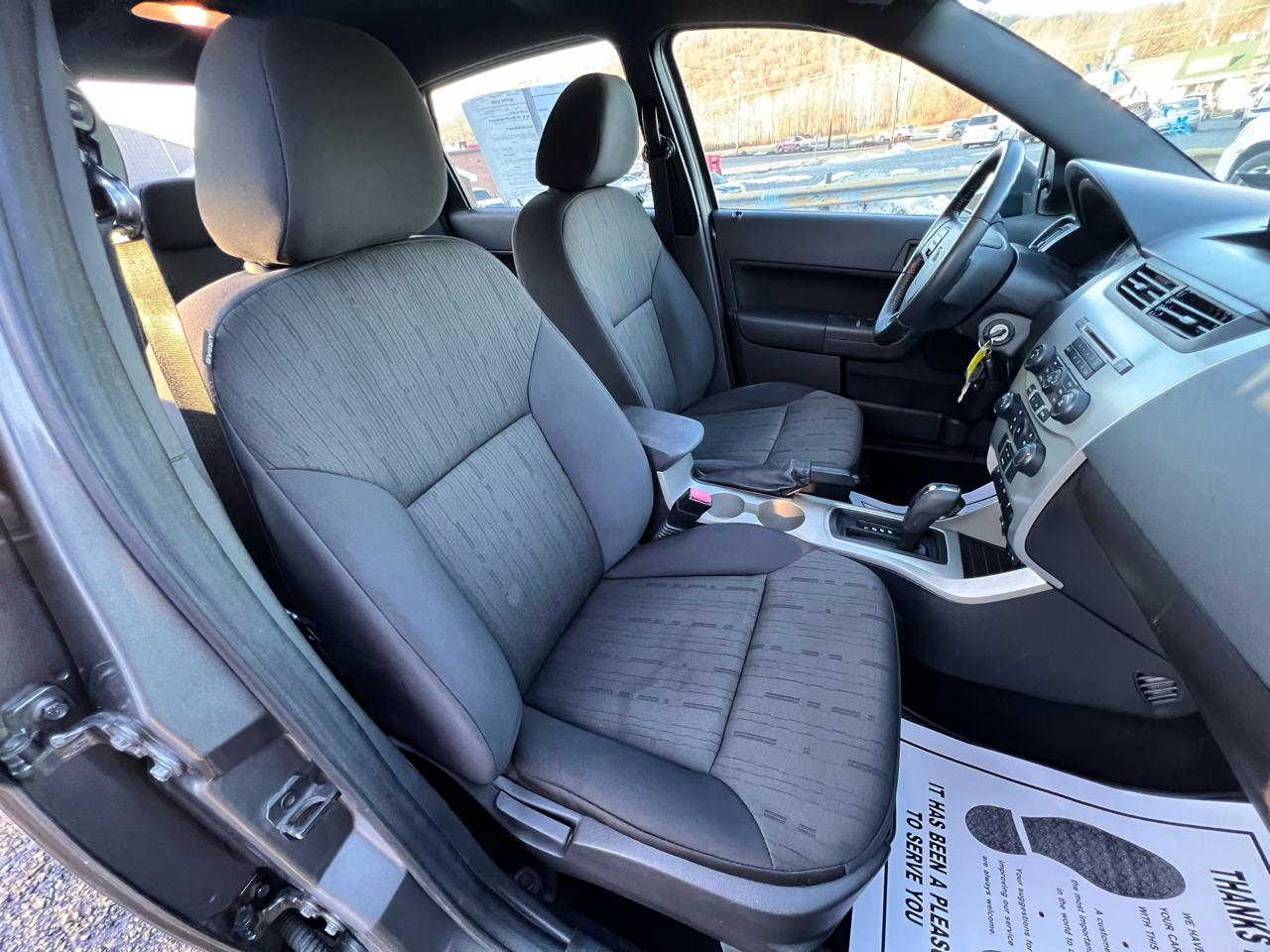 Ford Focus 4dr Sdn SE 2011