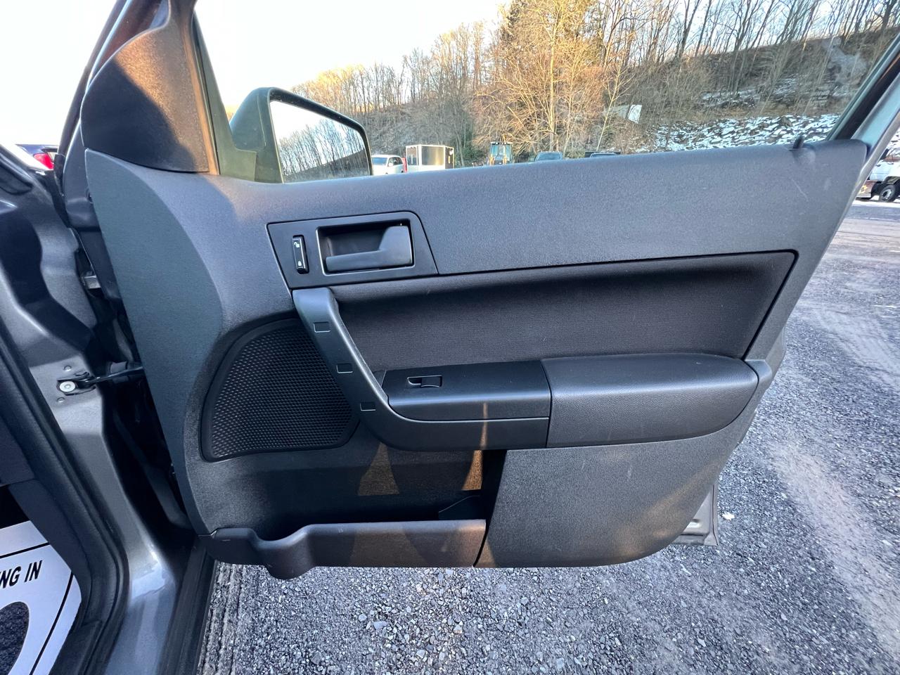 Ford Focus 4dr Sdn SE 2011