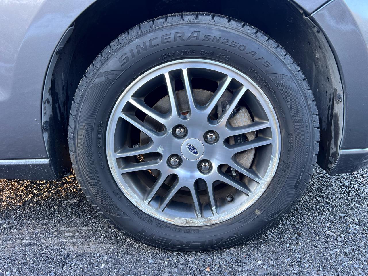 Ford Focus 4dr Sdn SE 2011