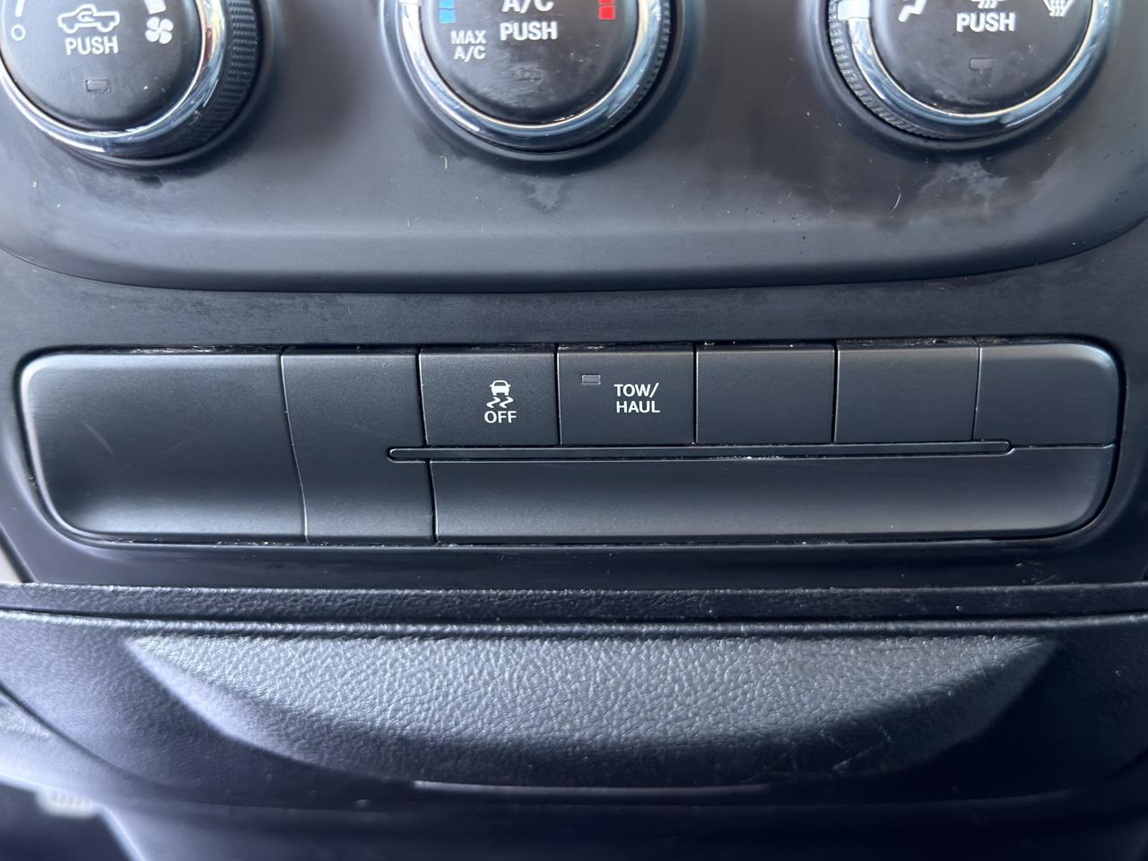 RAM 1500 4WD Quad Cab 140.5" SLT 2016