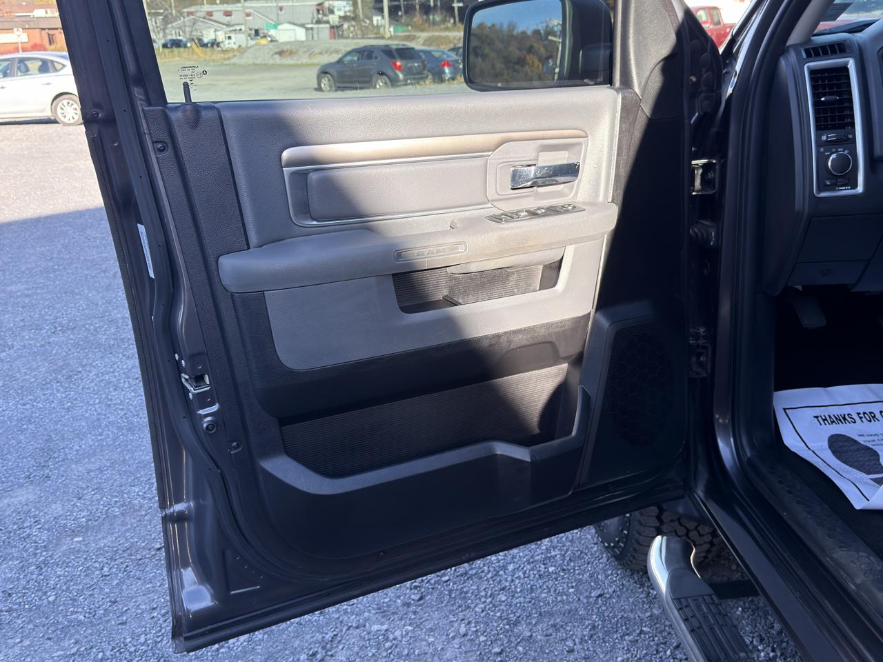 RAM 1500 4WD Quad Cab 140.5" SLT 2016