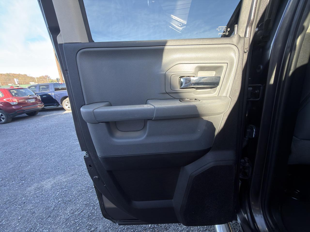 RAM 1500 4WD Quad Cab 140.5" SLT 2016