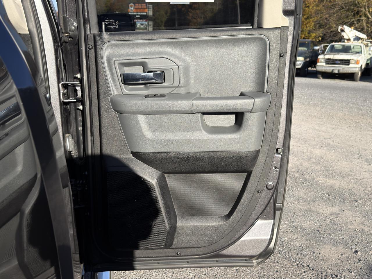 RAM 1500 4WD Quad Cab 140.5" SLT 2016