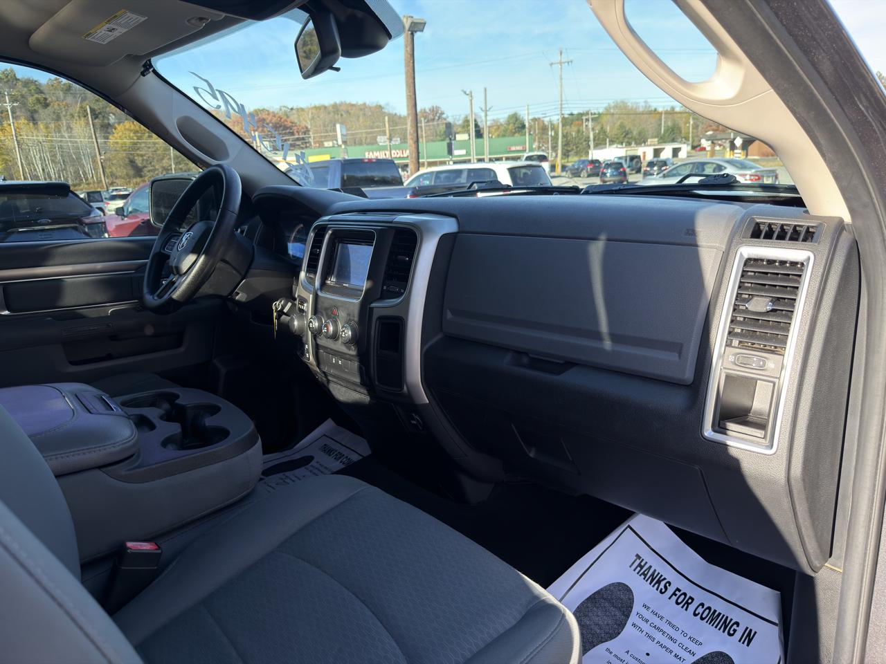 RAM 1500 4WD Quad Cab 140.5" SLT 2016