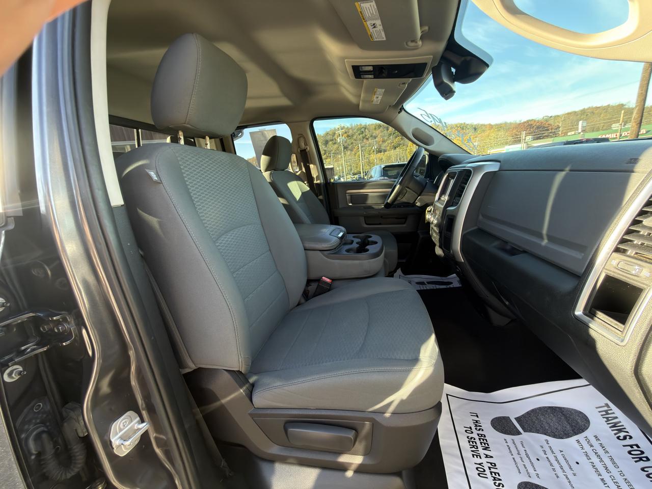 RAM 1500 4WD Quad Cab 140.5" SLT 2016