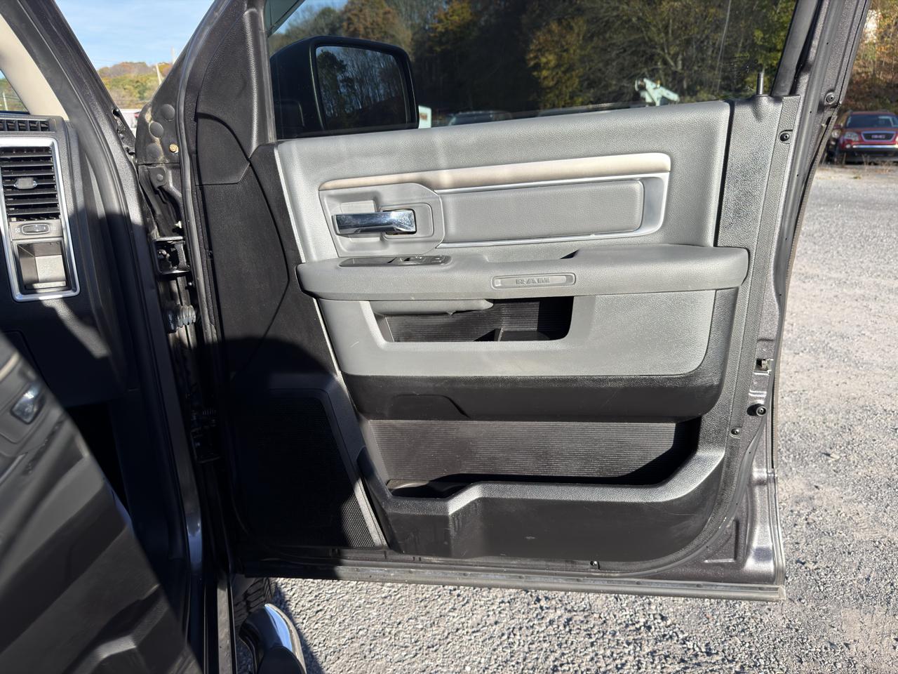 RAM 1500 4WD Quad Cab 140.5" SLT 2016