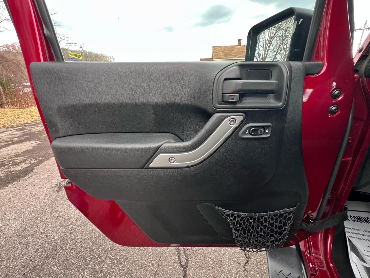 Jeep Wrangler Unlimited 4WD 4dr Sahara 2013