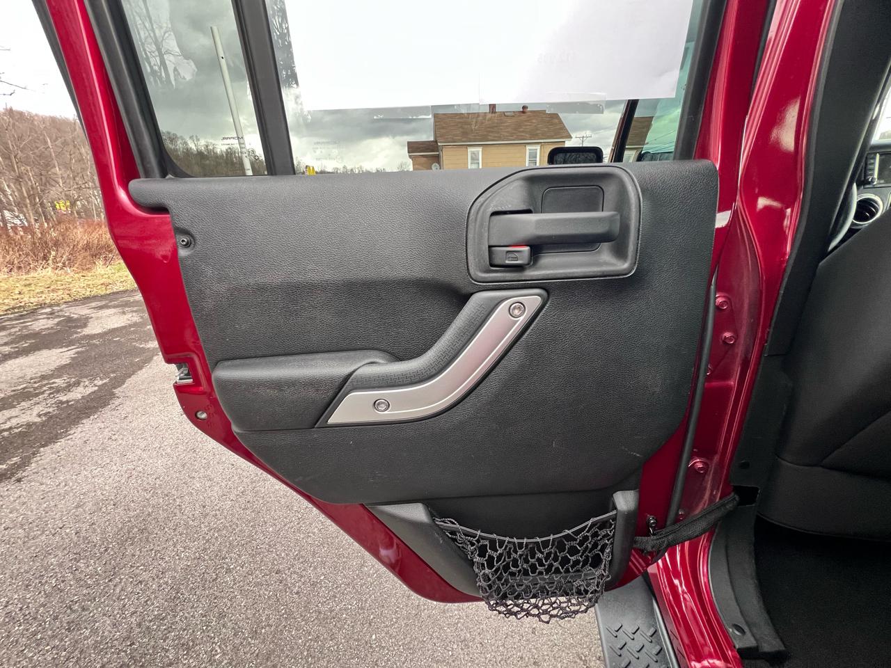 Jeep Wrangler Unlimited 4WD 4dr Sahara 2013