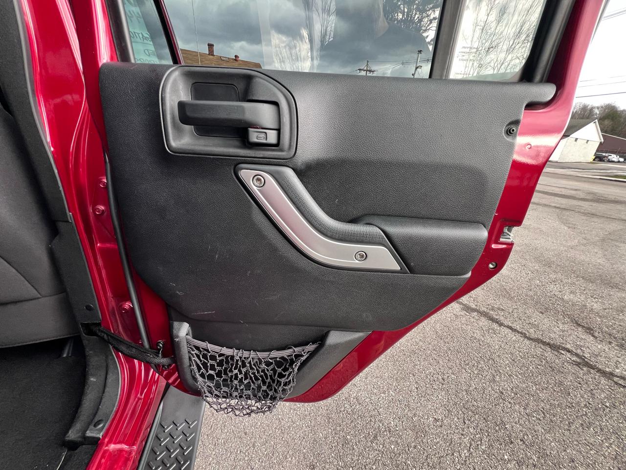 Jeep Wrangler Unlimited 4WD 4dr Sahara 2013