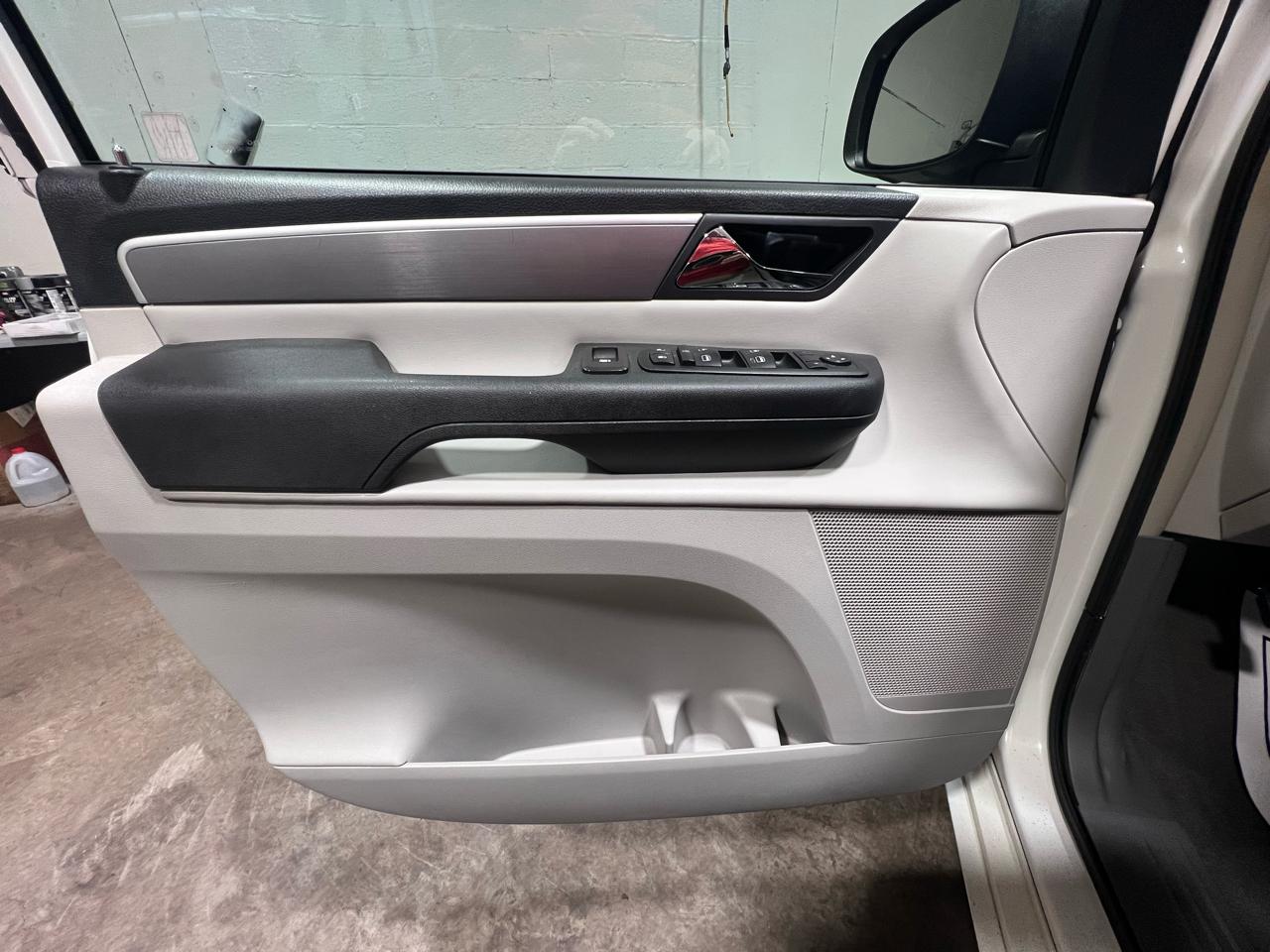 Volkswagen Routan 4dr Wgn SE 2012
