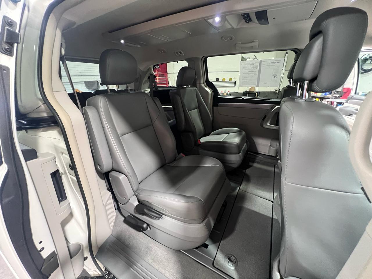 Volkswagen Routan 4dr Wgn SE 2012