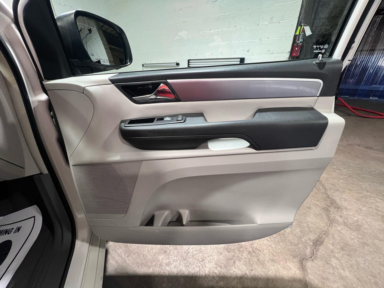 Volkswagen Routan 4dr Wgn SE 2012