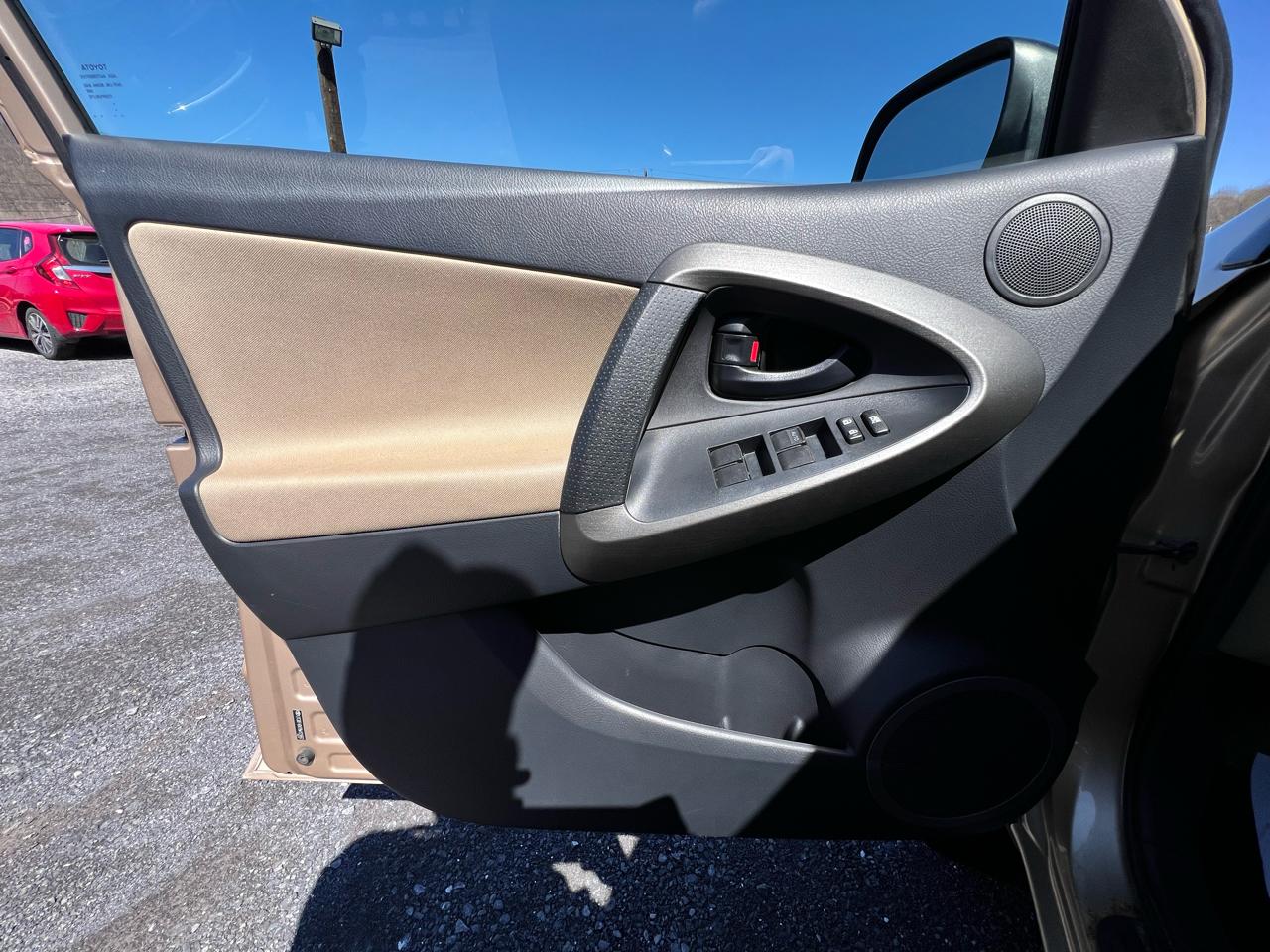 Toyota RAV4 4WD 4dr 4-cyl 4-Spd AT (Natl) 2011