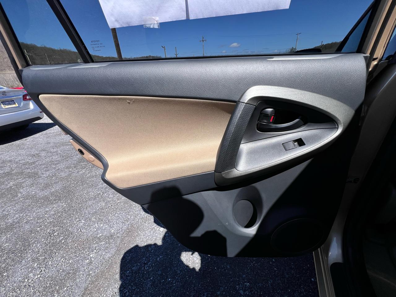 Toyota RAV4 4WD 4dr 4-cyl 4-Spd AT (Natl) 2011