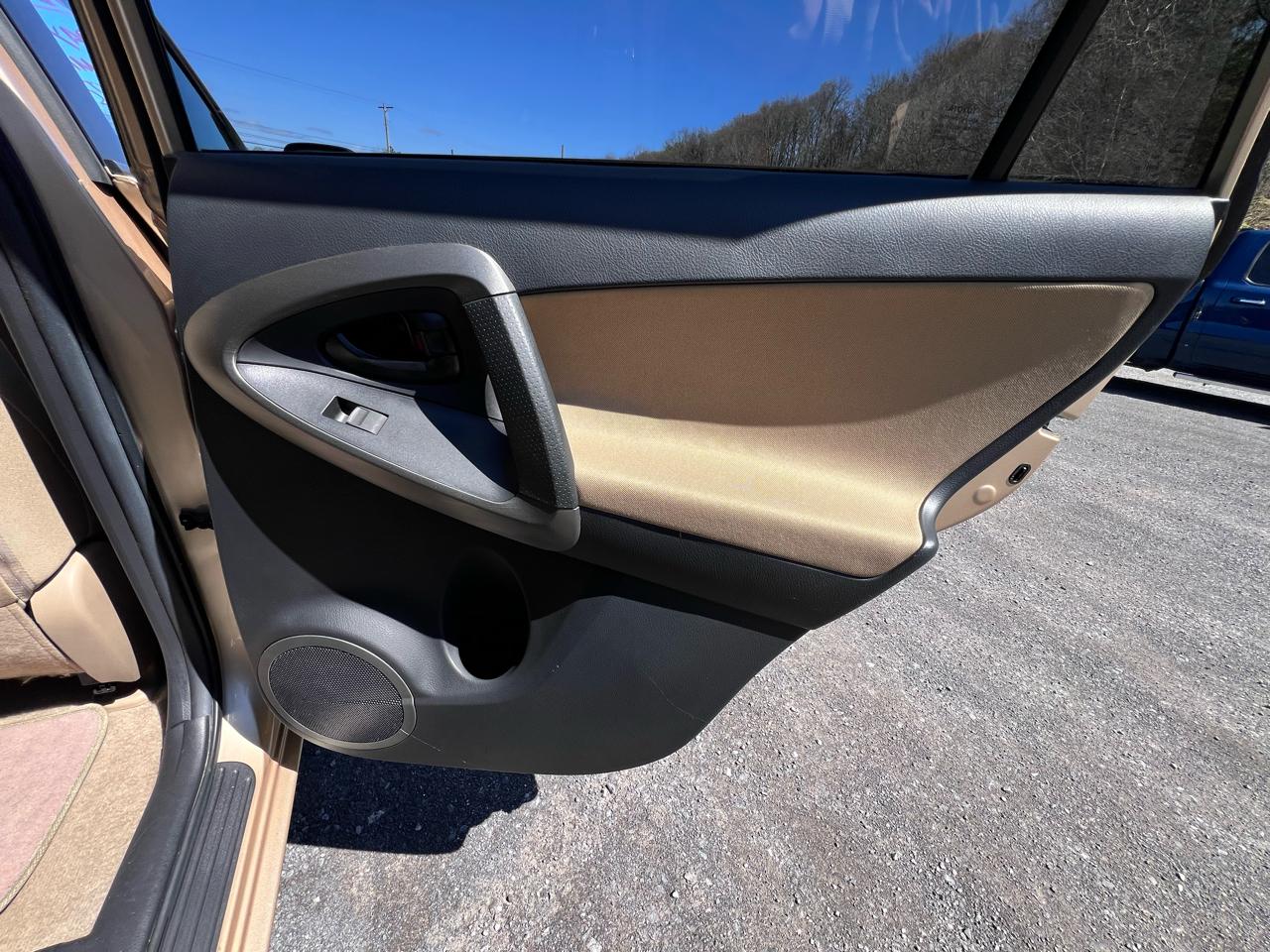 Toyota RAV4 4WD 4dr 4-cyl 4-Spd AT (Natl) 2011