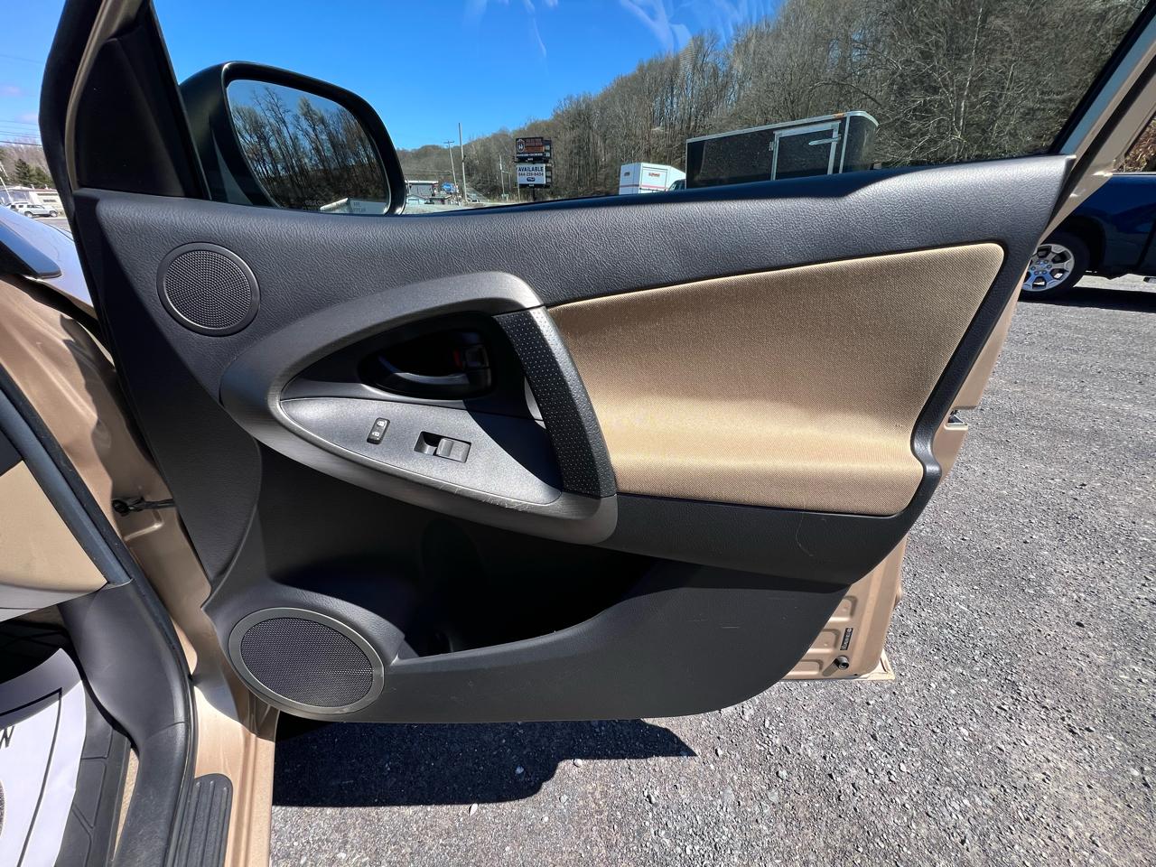 Toyota RAV4 4WD 4dr 4-cyl 4-Spd AT (Natl) 2011