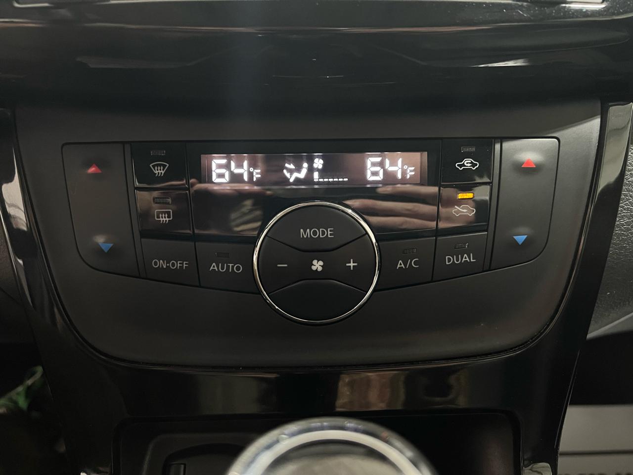 Nissan Sentra 4dr Sdn I4 CVT SL 2016