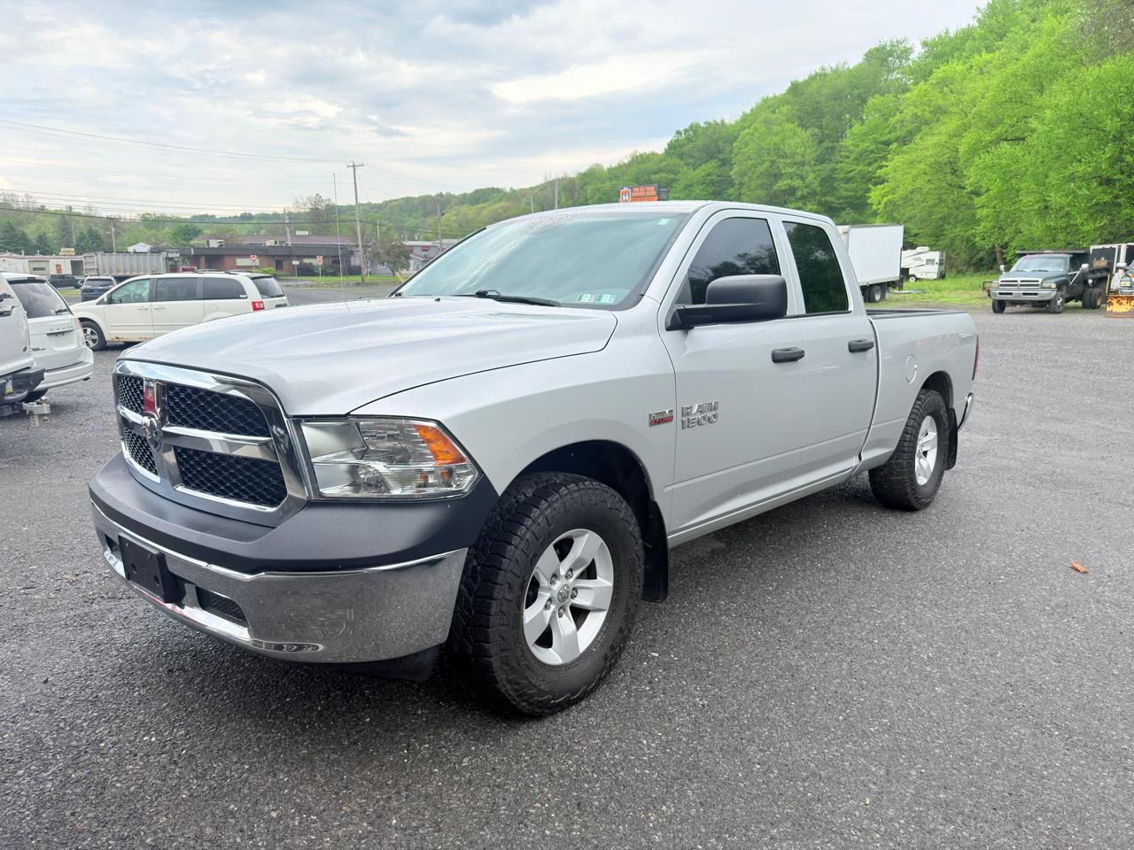RAM 1500 4WD Quad Cab 140.5" ST 2017