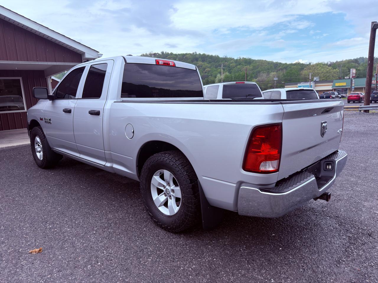 RAM 1500 4WD Quad Cab 140.5" ST 2017