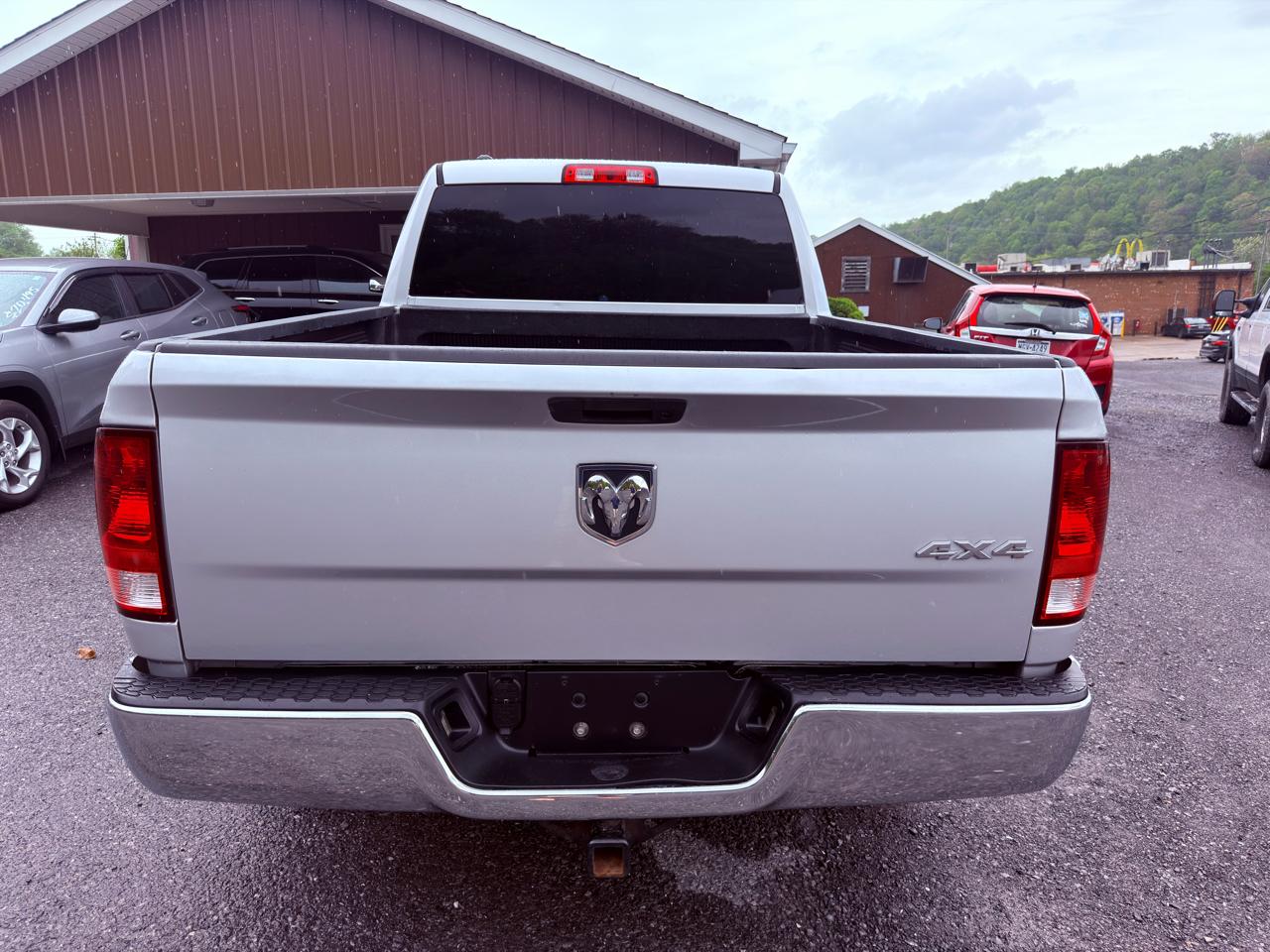 RAM 1500 4WD Quad Cab 140.5" ST 2017