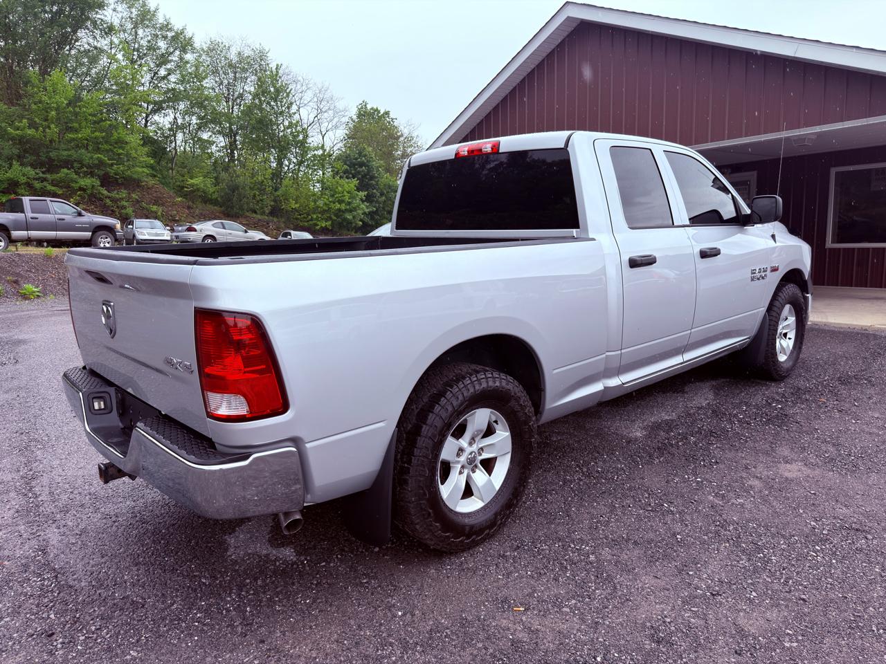 RAM 1500 4WD Quad Cab 140.5" ST 2017