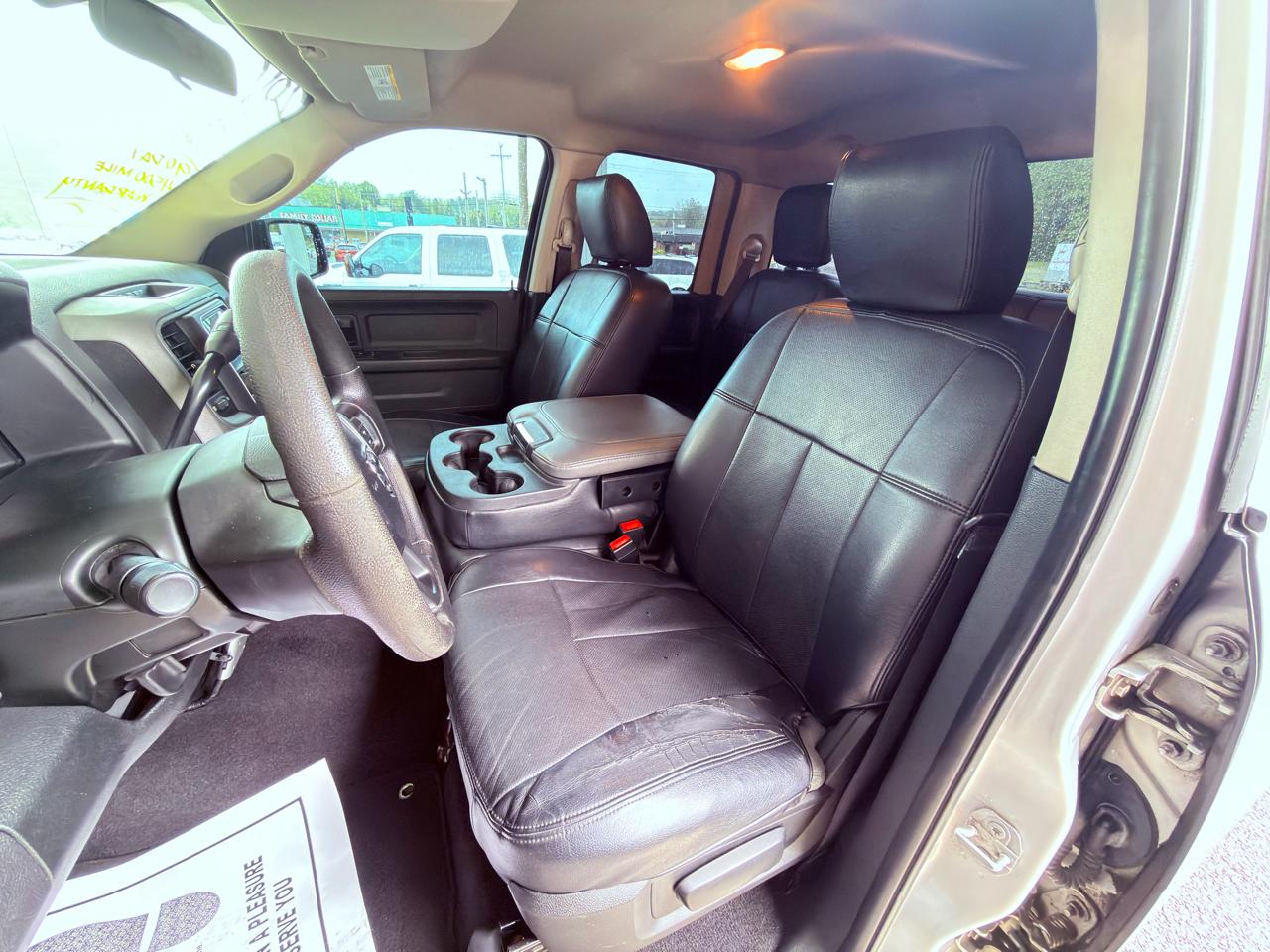 RAM 1500 4WD Quad Cab 140.5" ST 2017