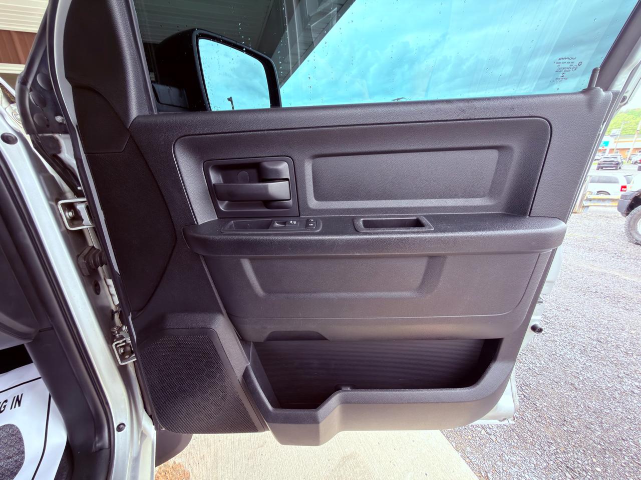 RAM 1500 4WD Quad Cab 140.5" ST 2017