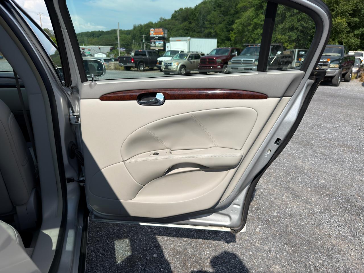 Buick Lucerne 4dr Sdn CXL 2011