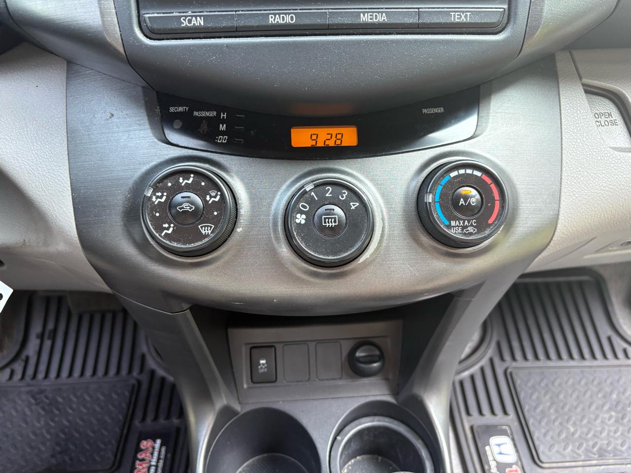 Toyota RAV4 4WD 4dr V6 (Natl) 2012