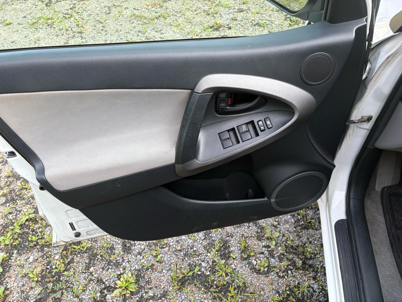 Toyota RAV4 4WD 4dr V6 (Natl) 2012