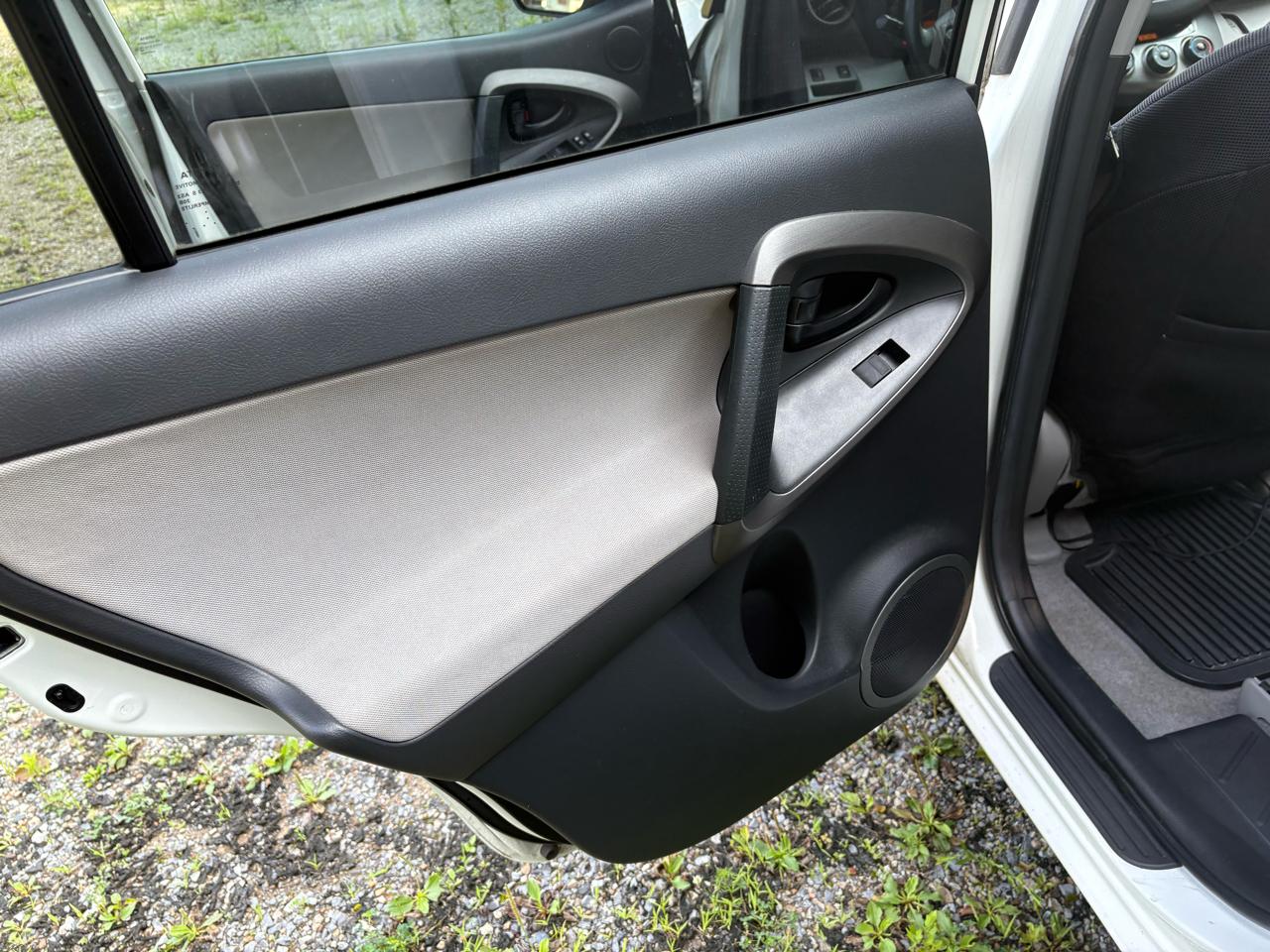 Toyota RAV4 4WD 4dr V6 (Natl) 2012