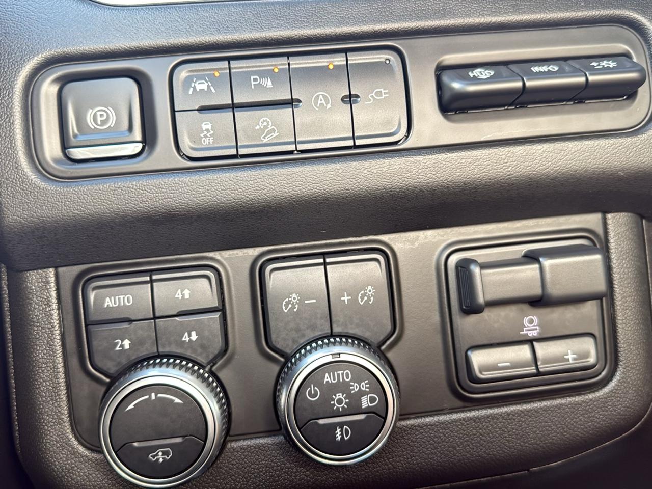 GMC Yukon 4WD 4dr AT4 2021