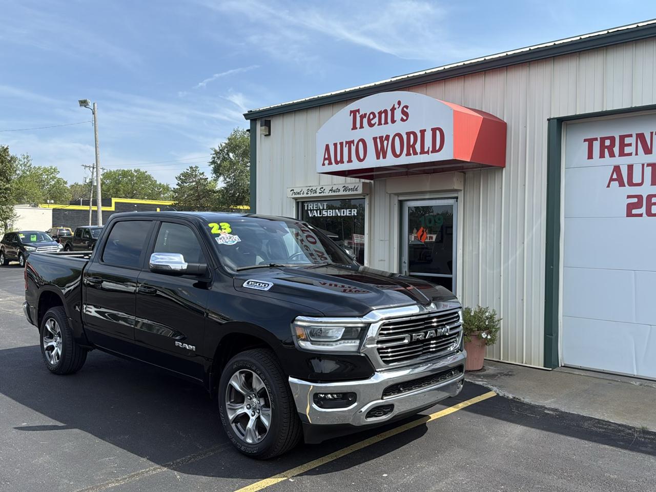 RAM 1500 Laramie 4x4 Crew Cab 5'7" Box 2023